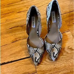 Steve Madden size 9 medium width snake skin heels. Basically new